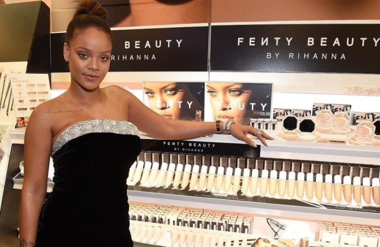 Rihanna e exposição dos produtos Fenty Beauty